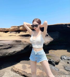 海边这样穿比泳装还要辣！「甜美雪妹」超低胸洋装，回头率100%啊！-绅士社