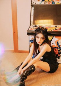 徐璐穿抹胸紧身裙秒变暗黑萝莉 性感魅惑眼神撩人-绅士社