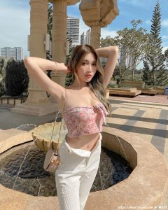 清凉一下！马来西亚网红《Fedora粉朵拉》轻薄衣物露出白皙肌肤！-绅士社