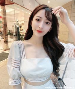 气质樱花妹「大方展现性感曲线」，穿洋装的「雪白」好诱人！-绅士社