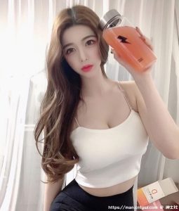 热爱爬山的「性感姐姐」，穿小背心时「特诱人」！-绅士社