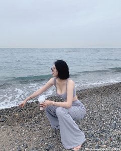 海边「超正老板娘」展现迷人长辈视角!极品颜值散发强大魅力-绅士社