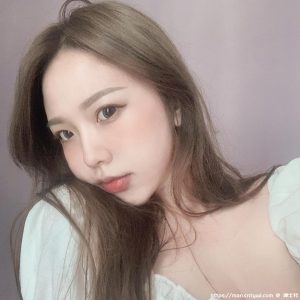 高雄正妹美甲师「奈奈」在家自拍好撩人，纯白睡衣「窈宨曲线」！-绅士社