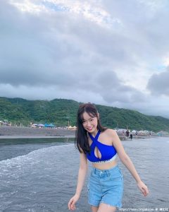 正妹实况主「湘湘」海边秀白嫩好身材,中路大开!-绅士社