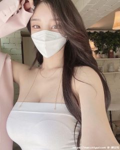 长发正妹「穿平口装喝咖啡太辣」,「白皙的丰满曲线」辣晕客人!-绅士社