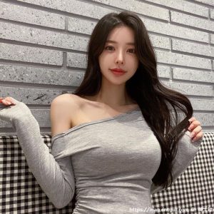 咖啡厅里的「灰色低装姐姐」,「性感坐姿」超引人注目!-绅士社