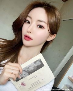 到大草原踏青的「高颜值老板娘」，IG美照「曲线好诱人」！-绅士社