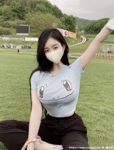 高颜值「甜美口罩女孩」带杰尼龟放风！性感视角散发满满魅力-绅士社