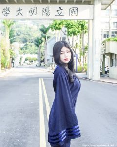 「正妹毕业生」身材好离谱，宽松学士袍「前凸后翘」！-绅士社