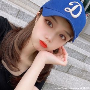 可爱短发正妹「展现性感型」，嘟嘴自拍「曲线好优质」！-绅士社