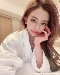 美艳正妹「穿浴袍好惹火」，性感的美肌太有女人味！-绅士社