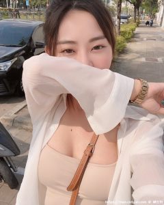 这样骑Ubike合理吗！气质正妹「小背心＋高衩长裙」骑车，美腿回头率100%！-绅士社