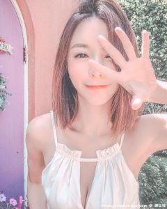 性感长腿辣模「Via 潘维亚」，「白色深V造型」辣到极点！-绅士社