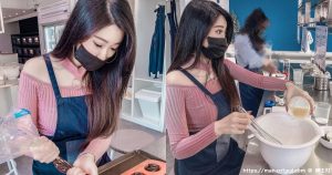 烘焙课出现「长发大眼正妹」认真烤饼干,不只小露香肩「饱满欧派」藏在围裙里!-绅士社