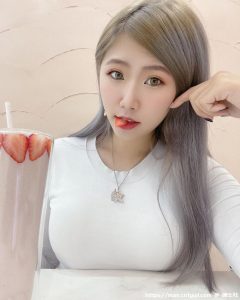 甜甜酒窝女孩！正妹「娃比」喝饮料，性感画面！-绅士社