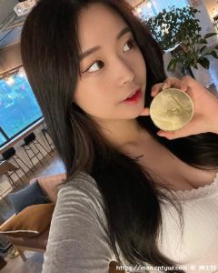 高校制服正妹「年纪轻轻好好」，自拍时的「曲线」太撩人！-绅士社