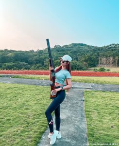 射击场惊见「窈窕长腿正妹」高萱kimmy!超狂美细腰太抢眼,好想和她打一场~-绅士社