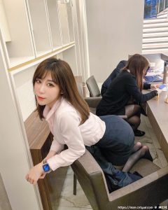 正妹建案代销「黛黛DaiDai」窄裙制服好性感火辣身材深藏不露-绅士社