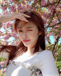 天菜甜姐儿「Yekong」精致长相宛如真人洋娃娃超迷人「勾魂电眼」更仿佛随时在放电-绅士社