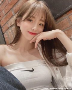 仙女系正妹「穿上性感平口装」，IG还有「惹火健身照」！-绅士社