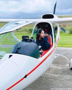 正妹也会开轻航机？「气质长腿妹」王晨飘Sofia不光骑重机很猛，还有超多才艺！-绅士社