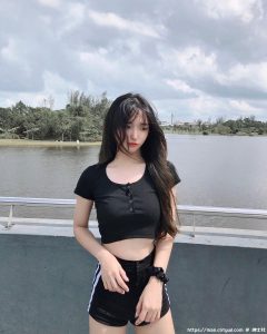 清纯系脸蛋的「大马小姐姐」Jing，「细腰美腿」配全年无休的性感真理裤！-绅士社