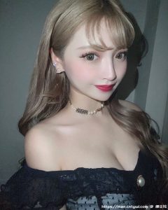 22岁大眼樱花妹「展现强大事业线」，黑色低胸礼服太有魅力-绅士社