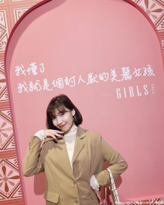 短发正妹空姐「内衣开箱文」辣翻网友！超白皙双峰和深邃勾勾有够犯规！-绅士社