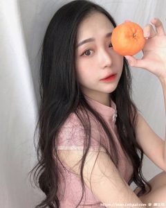 年轻嫩妹「穿上学生服」让人恋爱，「低胸曲线」实力更是超赞的！-绅士社