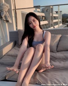 设计师「泳池展现惊人实力」，「性感站姿」让人狂喷鼻血！-绅士社