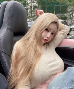 超狂粉红跑车「女车主」艾妃Aifei，前凸后翘性感惹火，网友：好想上车-绅士社