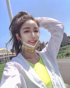 性感厨娘！健身正妹「Fairy雨䕕」在家煮菜穿超辣，魔鬼曲线好迷人！-绅士社