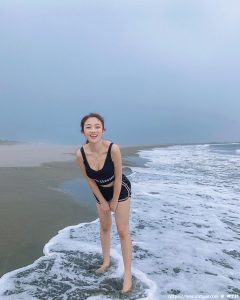 「海边甜美正妹」原来是超可爱护理师！天菜颜值散发满满气质-绅士社