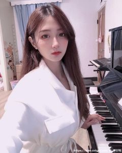 超萌钢琴正妹「颜值好犯规」，「穿白T的紧身画面」好诱人喔！-绅士社