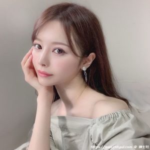 正妹服装搭配师「神似桥本有菜」，试穿蕾丝内衣「饱满画面」好诱人！-绅士社