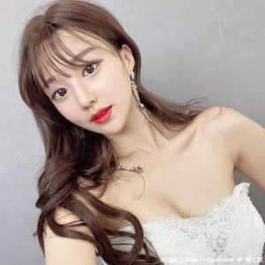 IG可爱制服女神「小露深」好迷人，爱运动「锻炼出优质曲线」！-绅士社