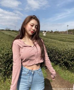 停车场「气质性感正妹」高颜值魅力满分!甜美笑容瞬间圈粉无数-绅士社