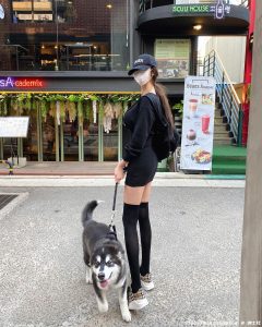 路上惊见「长腿遛狗妹」！迷你短裙配膝上袜秀强大美腿，好想跟她要电话！-绅士社