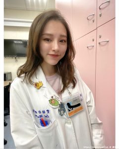 正妹医检师「柯柯」白袍底下藏饱满身材打篮球都带球走步-绅士社