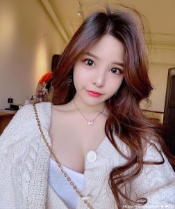 斜背包太犯规！正妹「小圆脸Cynthia」灿笑有够甜，胸前深沟陷进去就出不来啦-绅士社