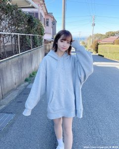 萝莉樱花妹「福山梨乃」宽松男友风散发甜萌慵懒气质实在是可爱到一个过分啊-绅士社