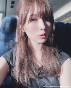 21岁写真正妹「衣服下拉诱惑胸型现出」，「迷人的养眼角度」太受不了！-绅士社