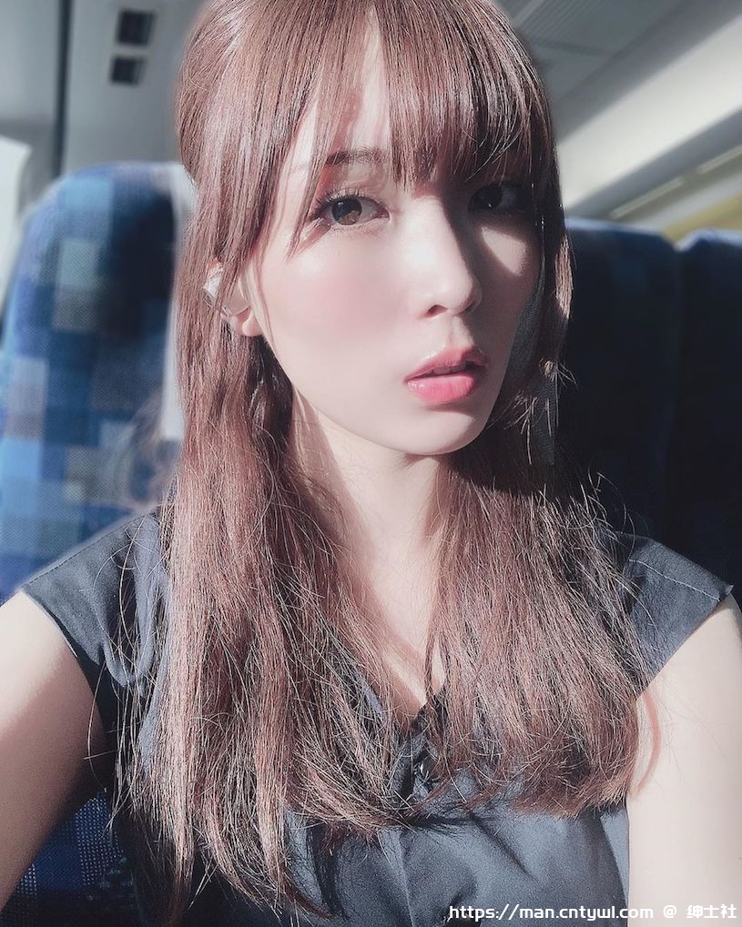 21岁写真正妹「衣服下拉诱惑胸型现出」，「迷人的养眼角度」太受不了！