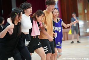 网友求门！五人六脚比赛白衣女子「太胸」 原来是知名巨实况主-绅士社