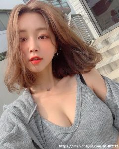 女生穿搭也看她！南韩Ｓ曲线网拍板娘《문이》细肩露出绝美线条！-绅士社