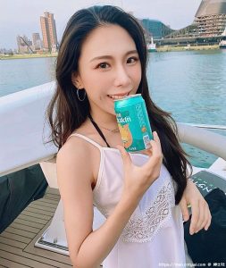 船长醒醒！高人气主持「巧芃Ponpon」甜美梨涡超迷人-绅士社