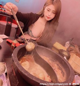 就是不爱穿内衣！G 辣模Yumi.K 将衣服向下一拉…当场弹出险走光-绅士社