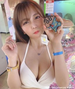 超甜犬系女孩「萌萌脸蛋大大」，「超圆弧的型」画面太猛烈！-绅士社