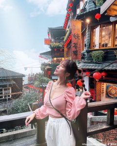 老街出现「粉衣美妹」，窈窕小蛮腰太吸睛，好想请她喝杯茶～-绅士社