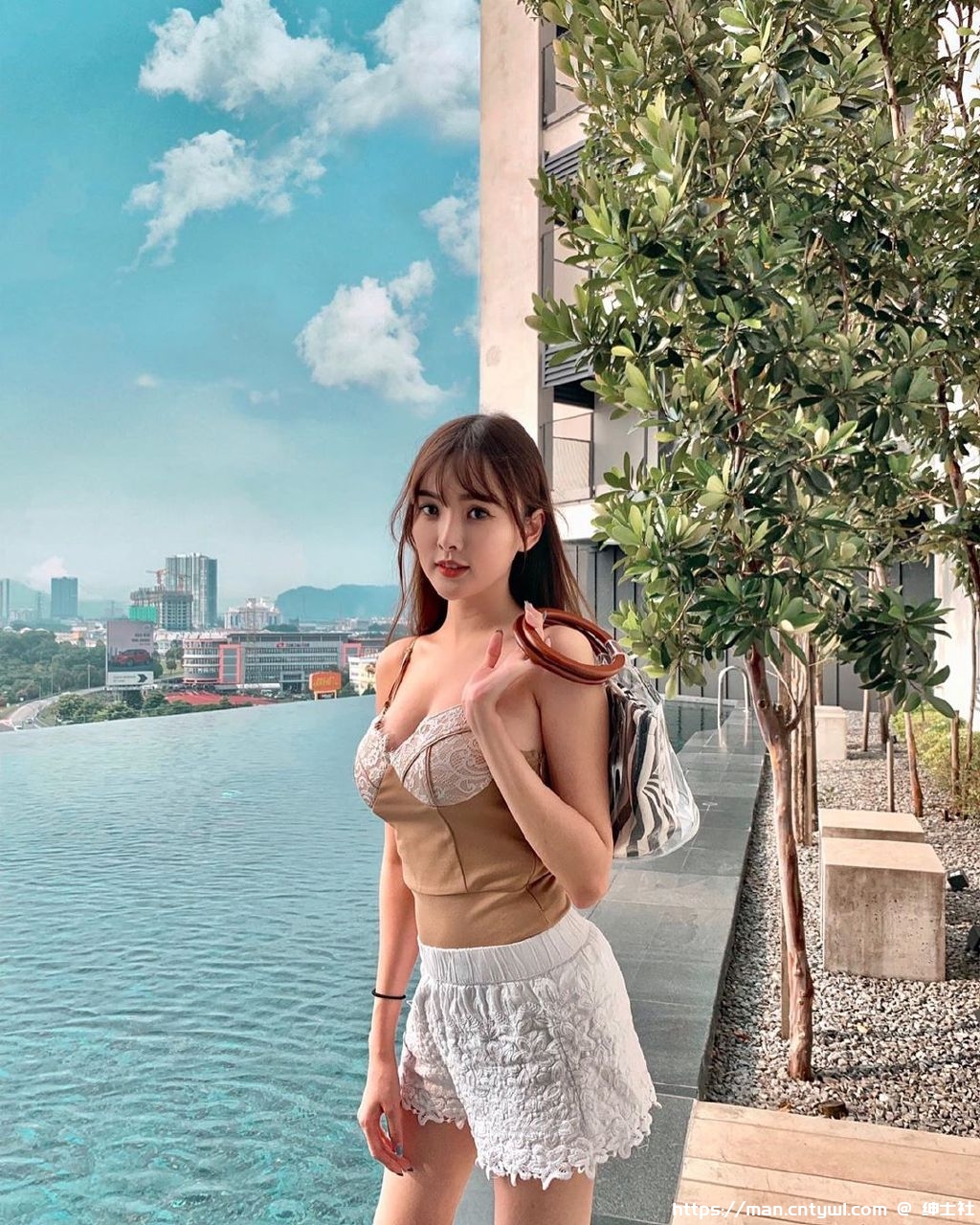 她真很像三上悠亚，包括身材